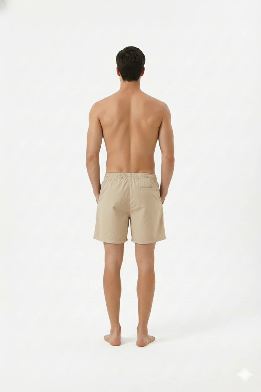 Foto de produto da Bermuda Masculina Tactel com Elastano na cor bege, destacando o corte moderno, bolsos funcionais e acabamento de alta qualidade. Modelo de Costas